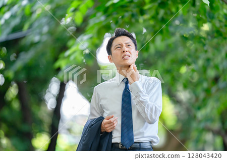 Businessman, extreme heat, heat stroke, abnormal weather 128043420