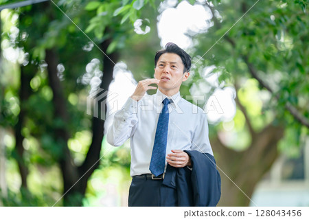 Businessman, extreme heat, heat stroke, abnormal weather 128043456