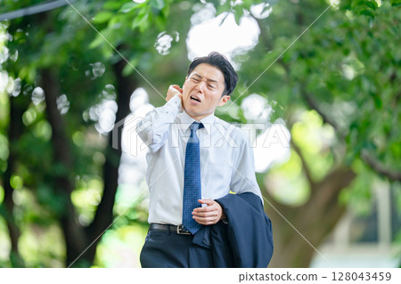 Businessman, extreme heat, heat stroke, abnormal weather 128043459