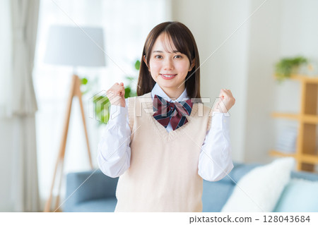 客廳裡的高中女生 128043684