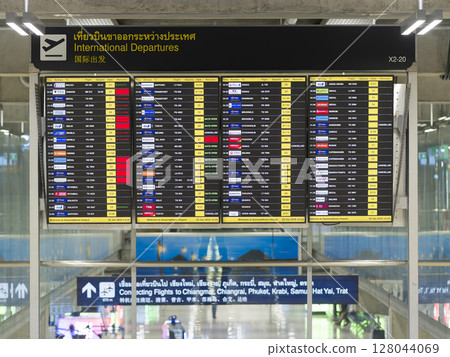 泰國素萬那普機場出發資訊板 泰國素萬那普機場出發資訊板 128044069