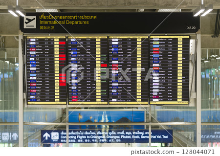 泰國素萬那普機場出發資訊板 泰國素萬那普機場出發資訊板 128044071