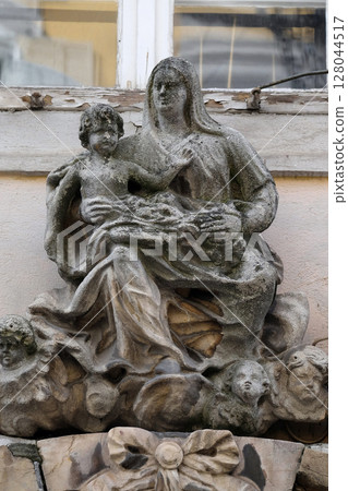 Virgin Mary with baby Jesus, statue on the house facade in Graz, Styria, Austria Virgin Mary with baby Jesus, statue on the house facade in Graz, Styria, Austria 128044517