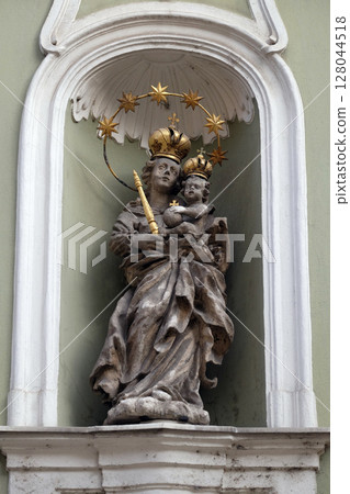 Virgin Mary with baby Jesus, statue on the house facade in Graz, Styria, Austria 128044518