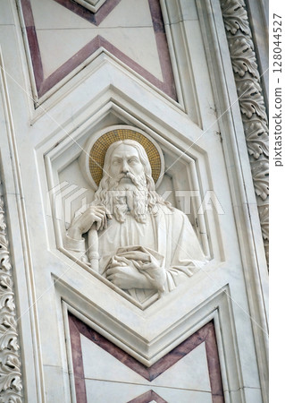 Apostle, relief on the facade of Basilica of Santa Croce (Basilica of the Holy Cross) - famous Franciscan church in Florence, Italy Apostle, relief on the facade of Basilica of Santa Croce (Basilica of the Holy Cross) - famous Franciscan church in Florence, Italy 128044527