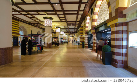 The Souq in shoping mall timelapse hyperlapse The Souq in shoping mall timelapse hyperlapse 128045753