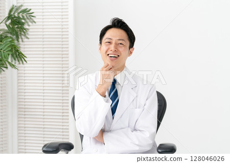 穿白大褂的男性醫療 128046026