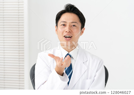 穿白大褂的男性醫療 128046027