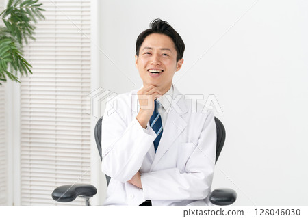 Men in white coats, medical 128046030