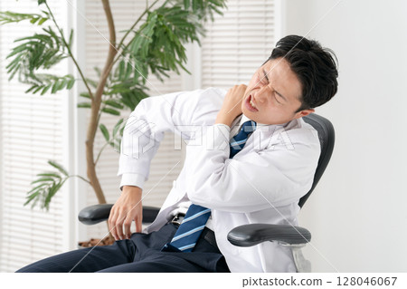 Men in white coats, medical, stiff shoulders, back pain Men in white coats, medical, stiff shoulders, back pain 128046067