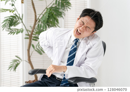 穿白大褂的男人，醫療，肩膀僵硬，背痛 128046070