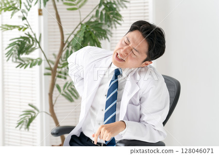 穿白大褂的男人，醫療，肩膀僵硬，背痛 128046071