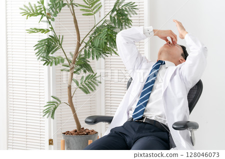 穿白大褂的男人,醫療,疲倦,疲勞 穿白大褂的男人,醫療,疲倦,疲勞 128046073