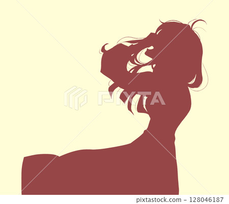 一名女子在風中仰望大笑的剪影 一名女子在風中仰望大笑的剪影 128046187