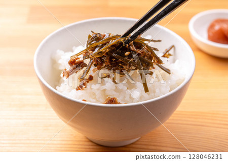 Rice topped with dashi kelp 128046231