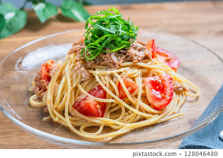 Cold tuna pasta with perilla and tomatoes 128046480