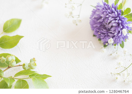 藍莓和紫色的花框 128046764