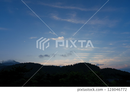 神奈川縣秦野市油菜花台的黎明 神奈川縣秦野市油菜花台的黎明 128046772