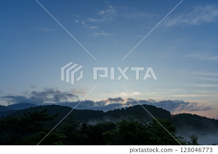 神奈川縣秦野市油菜花台的黎明 128046773