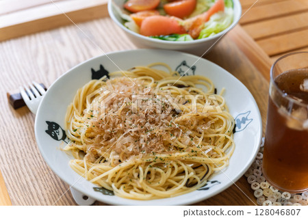 日式鹹海帶鰹魚義大利麵 128046807