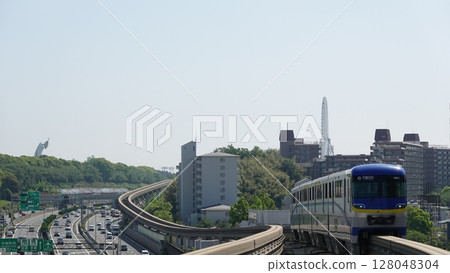 Monorail running through the city 128048304