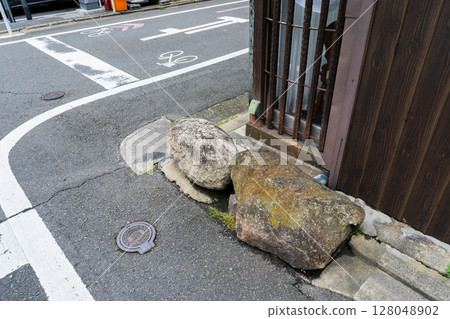 Ikezu stone on the corner of a narrow road in Kyoto city Ikezu stone on the corner of a narrow road in Kyoto city 128048902