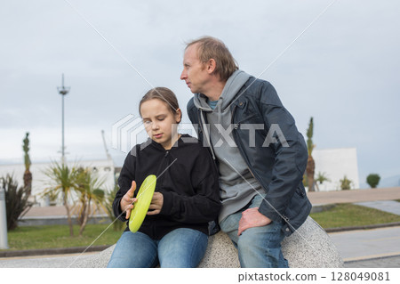Little young child girl and her dad. Father and daughter outdoors. Happy family, childhood 128049081
