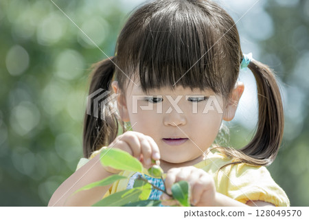 一個女孩在公園看橡子 128049570