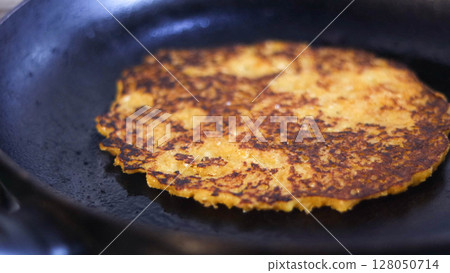 Artisanal preparation of corn cachapas, a typical Venezuelan dish. 128050714