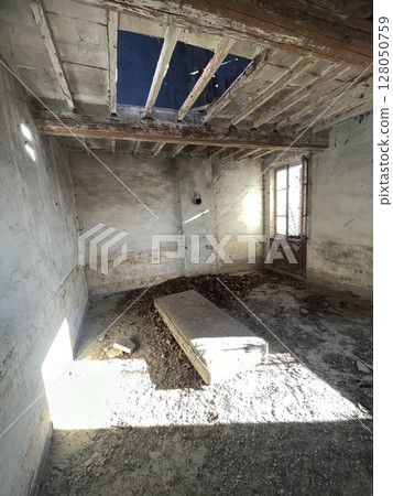 Abandoned Italian rural house landscape room Abandoned Italian rural house landscape room 128050759