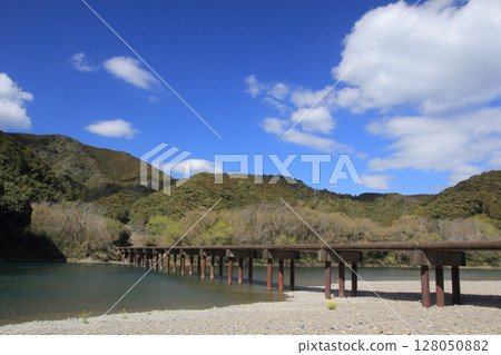 Scenery of Katsuma Submerged Bridge in Kochi Prefecture 128050882