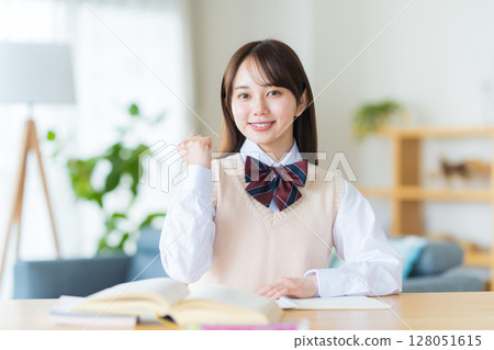 女孩高中在家學習 女孩高中在家學習 128051615