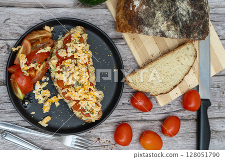Delicious guacamole toast with fresh tomatoes 128051790