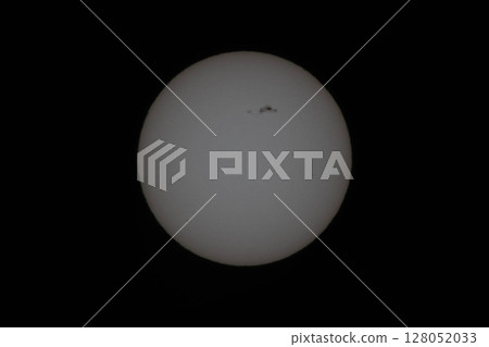 太陽上出現一個大黑子 太陽上出現一個大黑子 128052033