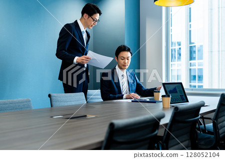 Meeting business people 128052104