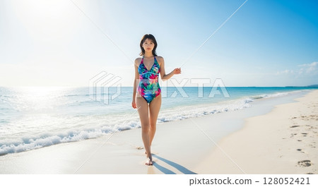 夏日海灘上的可愛日本美女 夏日海灘上的可愛日本美女 128052421