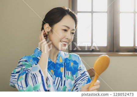 窗邊穿著浴衣的女子 128052473