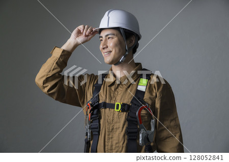 身穿全套安全帶的男性工人 128052841