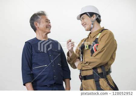 Male worker wearing a full harness 128052952