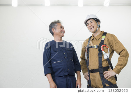 身穿全套安全帶的男性工人 128052953