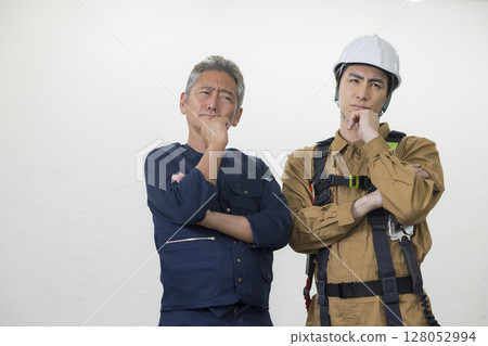 身穿全套安全帶的男性工人 128052994