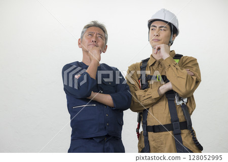 身穿全套安全帶的男性工人 128052995