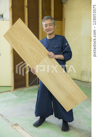 木匠拿著木頭 128053075