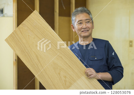 木匠拿著木頭 128053076