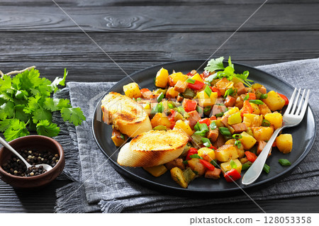 crispy fried cubed potatoes with ham, bell peppers 128053358
