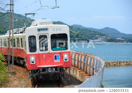 行駛在志度灣的高松琴平電鐵600系列車 128053531
