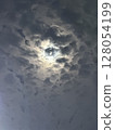 月亮照耀著雲層 128054199