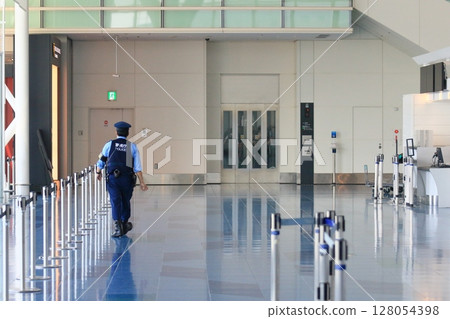 Police officers patrolling the airport, airport security police officers, police officers from the Metropolitan Police Department Police officers patrolling the airport, airport security police officers, police officers from the Metropolitan Police Department 128054398