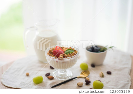 Creamy greek yogurt parfait with crunchy granola Creamy greek yogurt parfait with crunchy granola 128055159