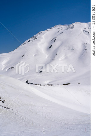 Looking up at Raichozawa and Betsuyama Norikoshi from Murododaira. Climbing Mount Tateyama and Mount Betsuyama in the Northern Alps during the remaining snow season. Looking up at Raichozawa and Betsuyama Norikoshi from Murododaira. Climbing Mount Tateyama and Mount Betsuyama in the Northern Alps during the remaining snow season. 128055623